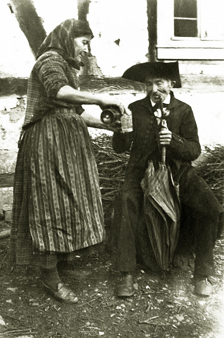 Älterer Mann in Odenwälder Tracht und Frau in Weschnitz, 1907