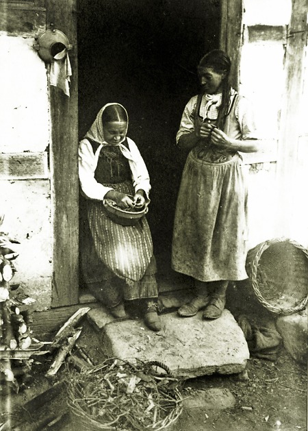 Frau in Ober-Ostern beim Kartoffelschälen, 1907/08