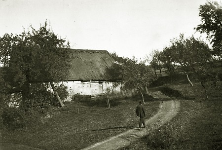 Ein Hof mit Strohdach in Ober-Ostern (Alm), 1907-08