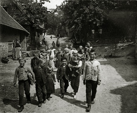 Eine große Gruppe von Kindern in Hammelbach, 1907