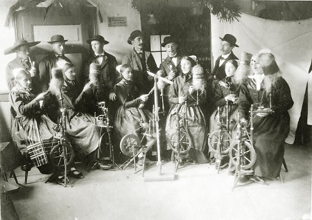 „In der Spinnstube beginnt die Bekanntschaft“ in Langenthal, 1908