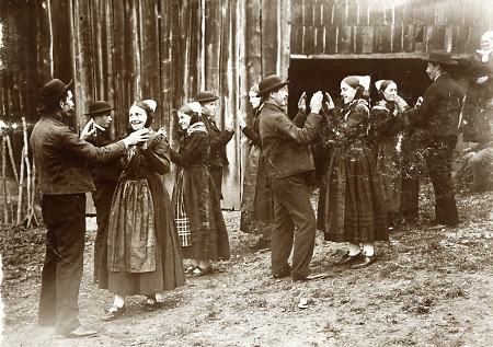 Odenwälder Festgruppe beim Tanz in Langenthal, 1908