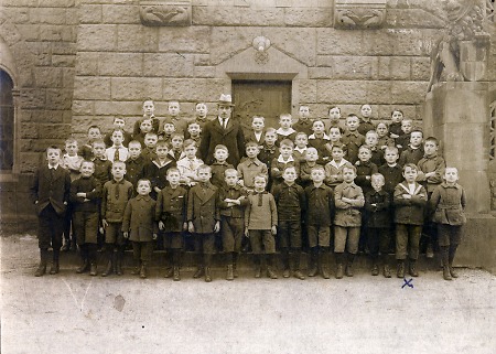 Das 5. Schuljahr in Bad Homburg mit Lehrer, 1920