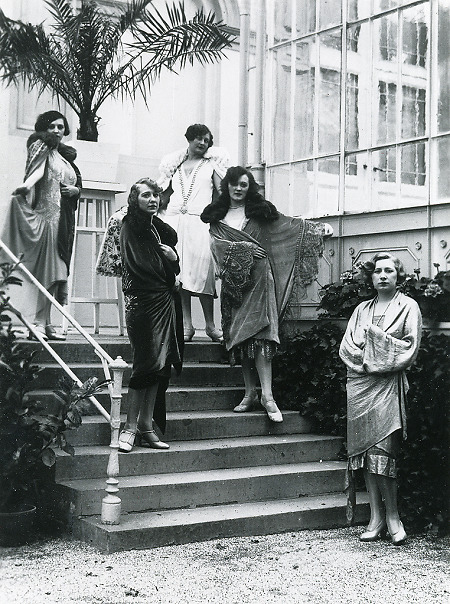 Modenschau auf der Treppe des Kurhauses in Bad Homburg, 1927