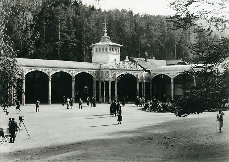 Kurgäste vor der Georg-Victor-Quelle in Bad Wildungen, um 1925?