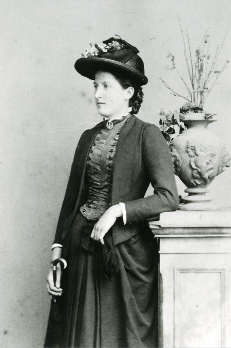 Luise Appel im Pariser Kostüm in Wildungen, um 1890