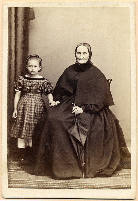 Ältere Frau mit Enkelin (?) in Bad Wildungen, um 1870