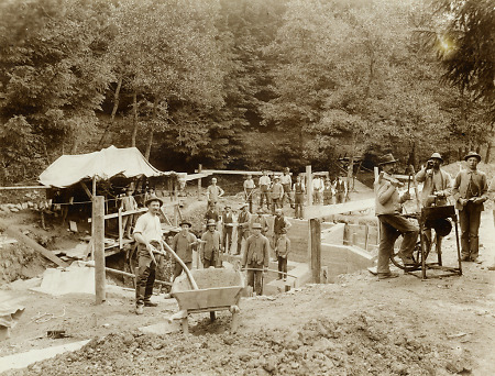 Arbeiter beim Fassen der Thalquelle in Bad Wildungen, 1900