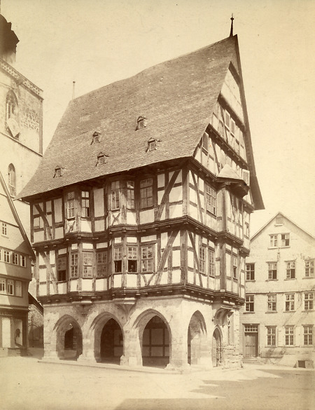 Das Rathaus in Alsfeld in einer Aufnahme Ludwig Bickells, 1883