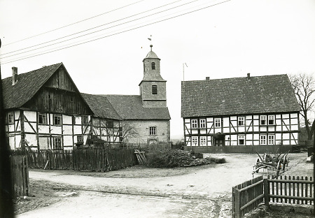 Kirche in Obermeiser mit Pfarrhaus und alter Schule, 1929