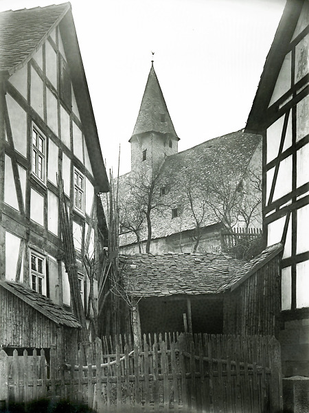 Blick durch eine Häuserlücke zur alten Kirche in Schönstadt, vor 1896