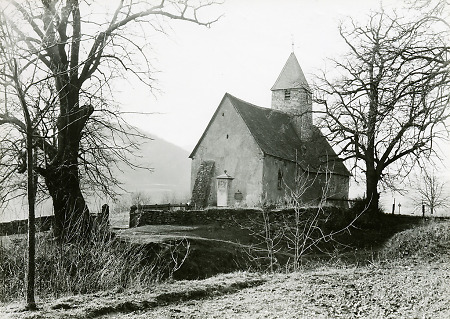 Die Kirche in Gellershausen mit der Friedhofsummauerung, um 1950