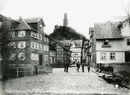 Straße in Felsberg mit Burg Felsberg, 1899-1902