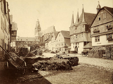 Der Obermarkt in Frankenberg mit dem Rathaus und der Liebfrauenkirche, um 1890