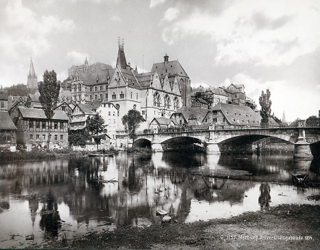Die Universitätsgebäude in Marburg mit der Weidenhäuser Brücke, 1894