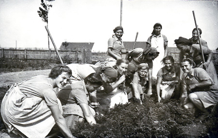Frauen des Reichsarbeitsdienstlagers Allmendfeld bei der Gartenarbeit, 1939