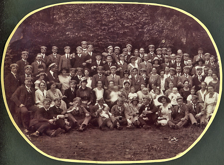 Die Marburger Landsmannschaft Nibelungia mit Familienangehörigen, um 1924