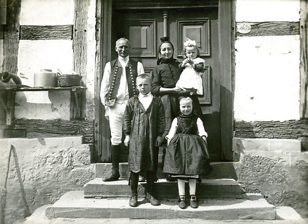 Familie aus Loshausen in Schwälmer Tracht, um 1930