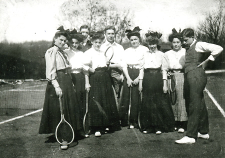 Tennisspielerinnen und -spieler in Marburg, 1909