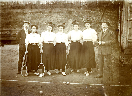 Tennisspielerinnen und Begleiter in Marburg, um 1909