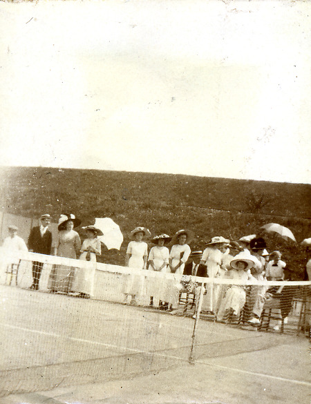 Zuschauer bei einem Tennisspiel in Mainz (?), um 1910