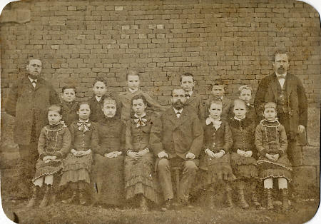 Schulklasse mit Lehrern, vermutlich in Marburg, um 1885/87