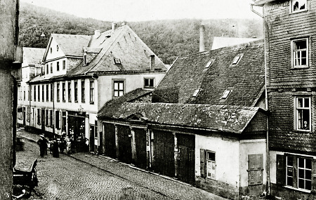 Die Marktstraße in Dillenburg mit den Kolonnaden, vor 1903