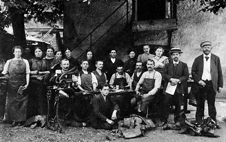 Männer und Frauen der Schuhmacherwerkstatt des 18. Armeekorps in Dillenburg, 1914-1918