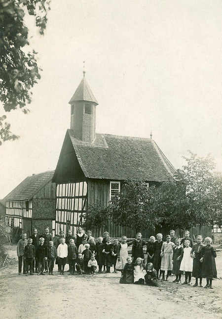 Kinder zu Rengershausen vor der Fachwerkkirche, 1920er Jahre?