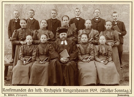 Die Konfirmanden des Kirchspiels Rengershausen mit dem Pfarrer, 1909