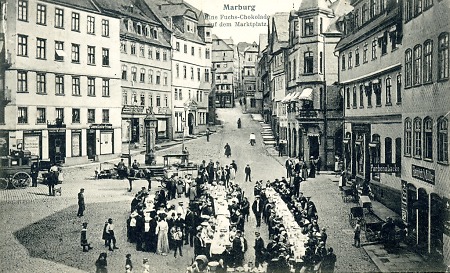 Eine „Fuchs-Chokolade“ auf dem Marburger Marktplatz, um 1906