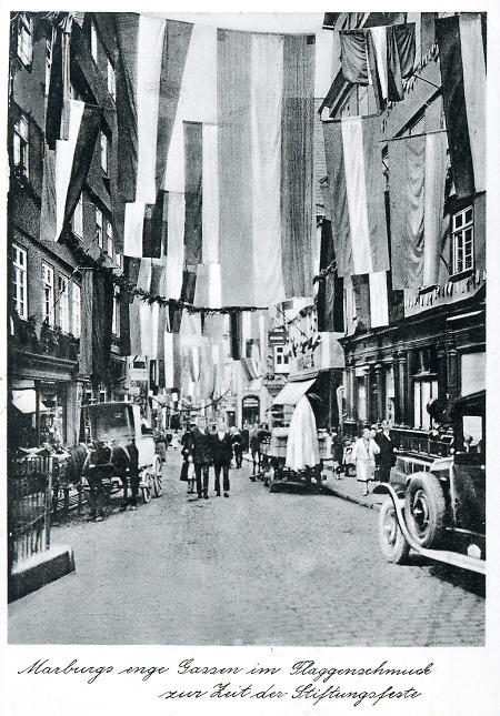 Geschmückte Gasse in Marburg, um 1930