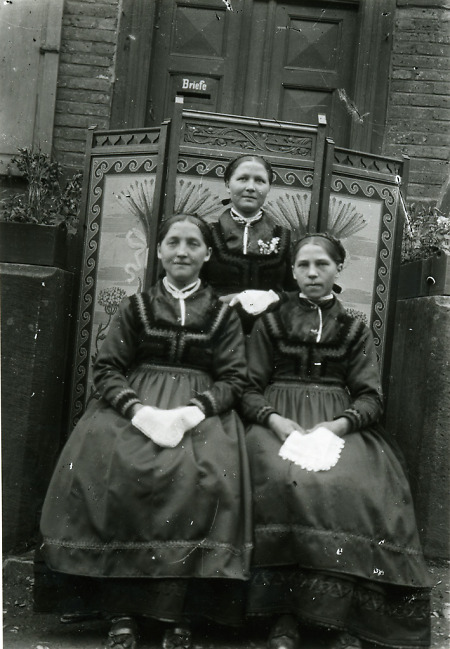 Drei Frauen, vermutlich aus Hatzfeld, in Tracht, vor 1913