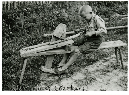 Junge aus Bauerbach an der Werkbank, 1938-1945
