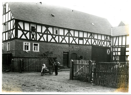 Kinder beim Spielen auf einem Hof, um 1905