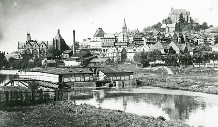 Blick auf Marburg mit Badeanstalt am Biegen, 1927