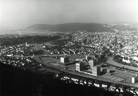 Blick auf das neue Marburger Universitätsgelände an der B3, um 1967