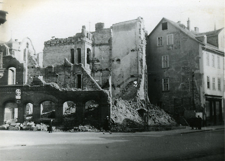 Zerstörtes Gebäude vermutlich in der Bahnhofstraße von Marburg, um 1945