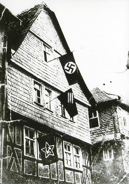 Unterschiedliche politische Fahnen an einem Haus in Marburg, vor 1933