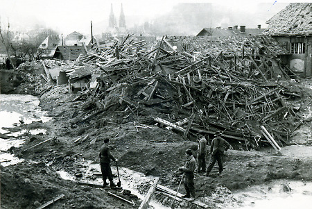 Die zerstörte Reithalle am Ortenberg in Marburg, Februar 1945