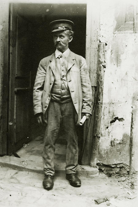 Älterer Mann mit Hut in Marburg, um 1900