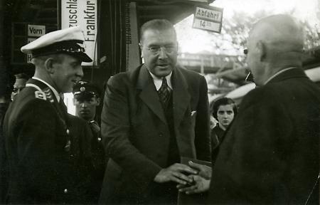 Der Marburger Oberbürgermeister Scheller auf dem Bahnsteig, 1933