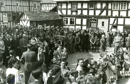 Festakt an der alten Schule in Amönau, 1952