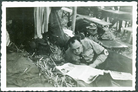 Kreisleiter von Lörsenschein liest Zeitung, 1933-1940