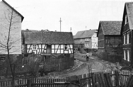 Häuserzeile in Allendorf mit Blick auf den Goldberg, 1930er Jahre