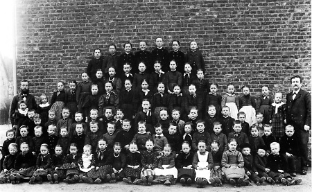 Schulklasse mit ihren Lehrern in Allendorf, 1895-1899