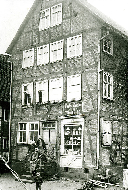 Der Blechschmied (Klempner) mit Gesellen vor seinem Haus in Neukirchen, 1905