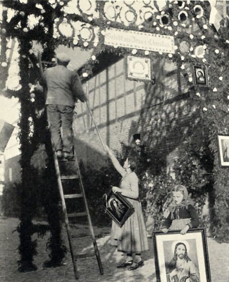 Vorbereitungen für die Fronleichnamsprozession in Mardorf, 1936