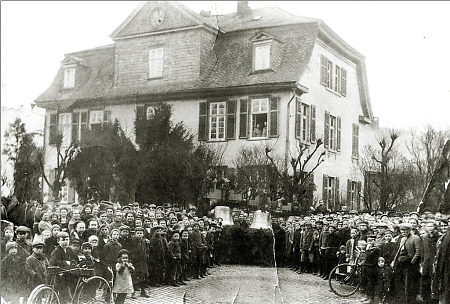 Zurückbringen der Glocken in Burg nach dem Ersten Weltkrieg, um 1920