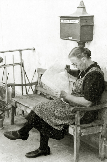 Eine Frau aus Hirschberg beim Lesen der Tageszeitung, 1934-1945